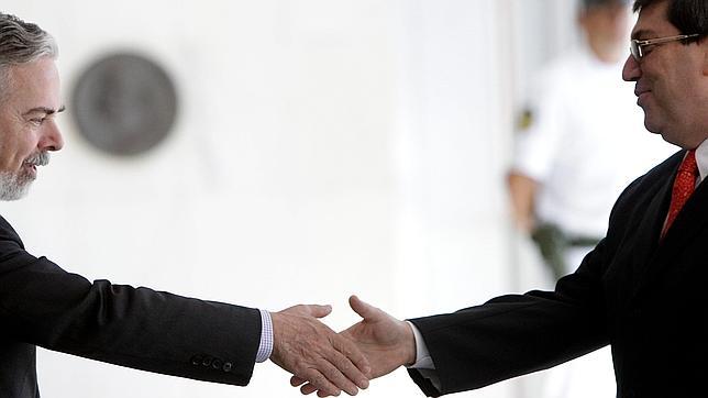 Brasil estudia contratar a 6.000 médicos cubanos para las zonas remotas del país