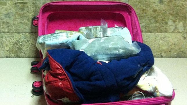 Detenida en Barajas una madre con 12 kilos de cocaína en la maleta de uno de sus hijos