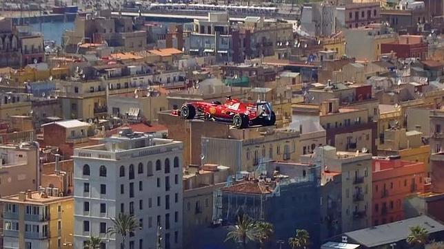 Un Ferrari sobrevuela Barcelona