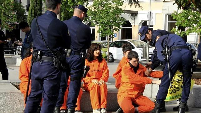 En libertad con cargos los activistas de Greenpeace que subieron al tejado del Congreso