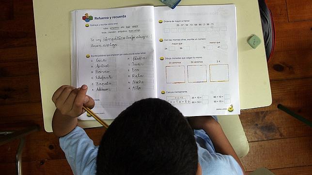 Los beneficiarios de las ayudas a los libros de texto se reducen a la mitad