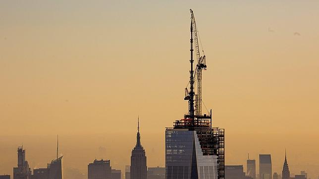 El One World Trade Center toca el cielo de Nueva York 11 años después del 11S