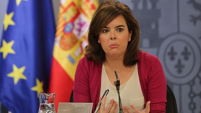Santamaría pide «prudencia» a Griñán y dice que tendrán en cuenta las «dudas» de la UE