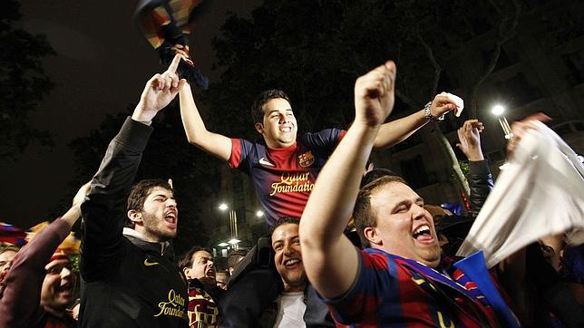 1.500 aficionados celebraron el título del Barça en Canaletas
