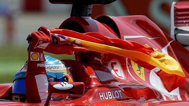 La FIA llamó a declarar a Alonso por coger la bandera de España