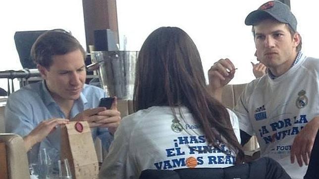 Ashton Kutcher y Mila Kunis apoyaron al Real Madrid en la final de la Euroliga