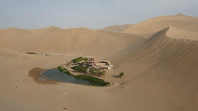 Cómo salvar el misterioso oasis de la media luna en el desierto del Gobi