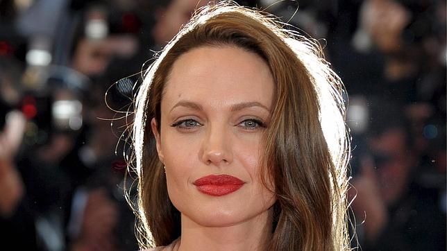 Angelina Jolie pasó por tres cirugías para poder conservar los pezones