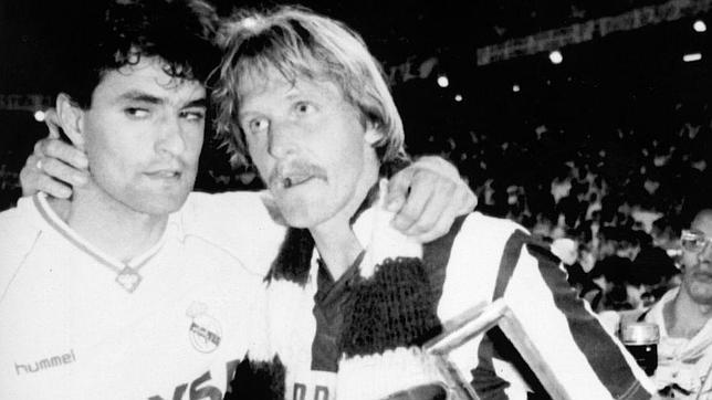 Míchel y Schuster se abrazan al acabar el encuentro