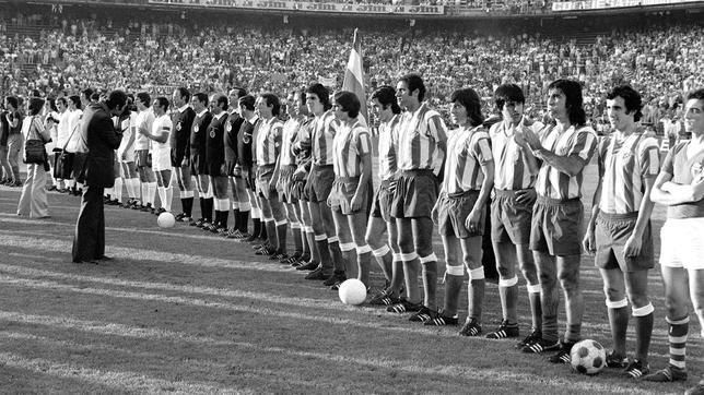 Atlético y Real Madrid forman antes del comienzo de la final