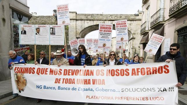 Afectados por preferentes trasladan su protesta ante la sede del PSdeG en Lugo