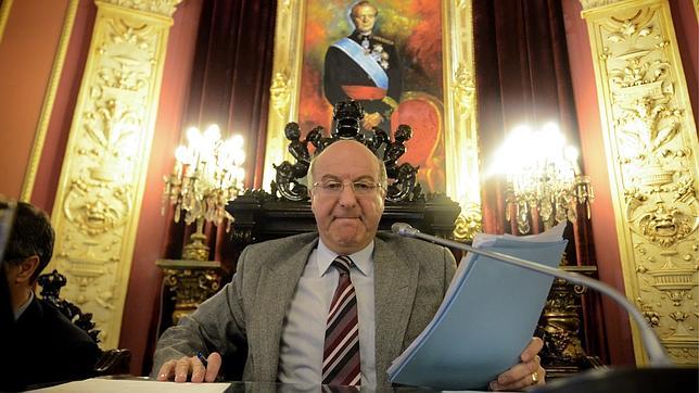 El alcalde de Orense da la cara por su predecesor tras los registros en su domicilio