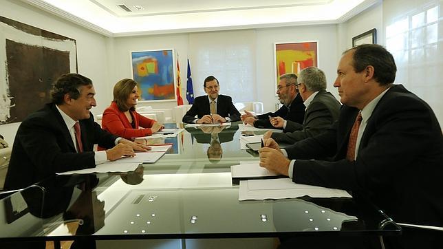 El Gobierno rechaza el pacto anti-crisis, pero creará grupos de trabajo para problemas concretos como el paro juvenil