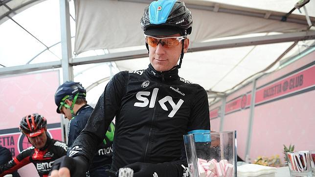 Bradley Wiggins, con una infección pulmonar, y Hesjedal, abandonan el Giro