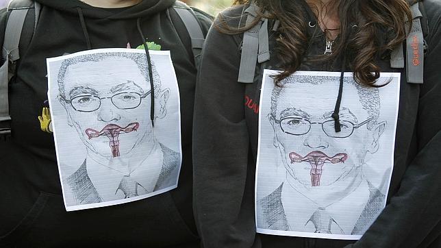 Acoso frente a la casa de Gallardón para protestar por la reforma del aborto