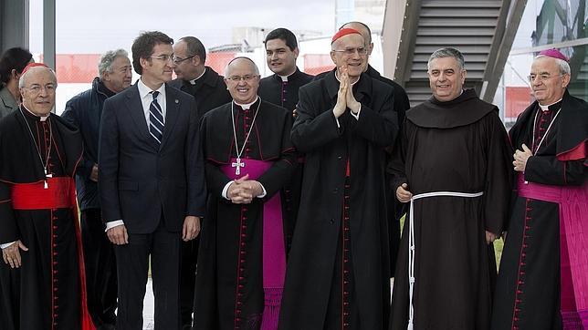El cardenal Bertone, al llegar a Compostela: «¡Viva Galicia! ¡Viva Santiago!»
