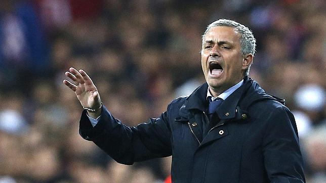 Mourinho se despide del banquillo del Real Madrid con una roja