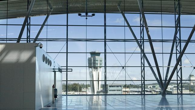 Santiago, La Coruña y Vigo se reúnen con Fomento para coordinar los tres aeropuertos