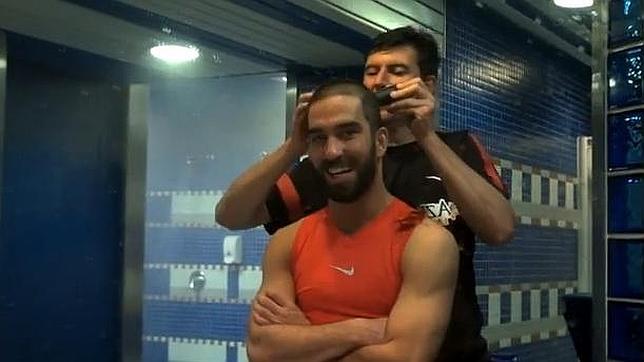 Así se rapó el pelo Arda Turan en la fiesta atlética