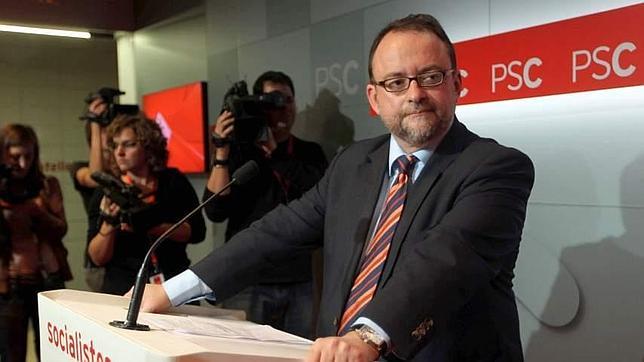 El diputado del PSC Daniel Fernández y los hermanos Bustos, ante el juez