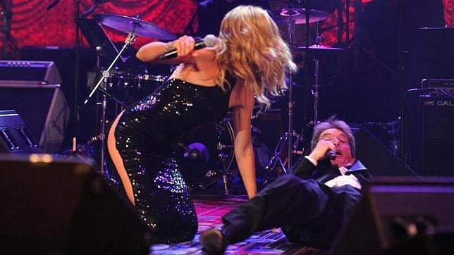 Heidi Klum lo enseña todo en una caída sobre el escenario