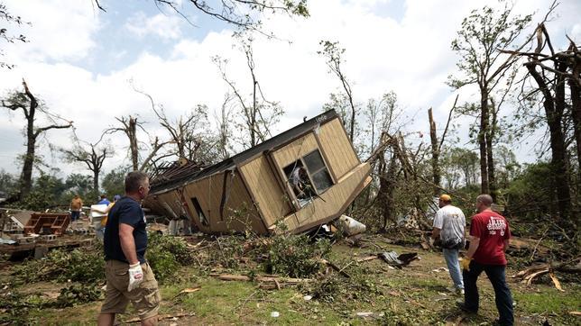Los médicos reducen a la mitad los muertos por el tornado de Oklahoma