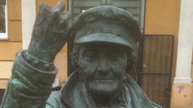 Esta mujer de avanzada edad se hizo famosa en la capital por su afición al heavy