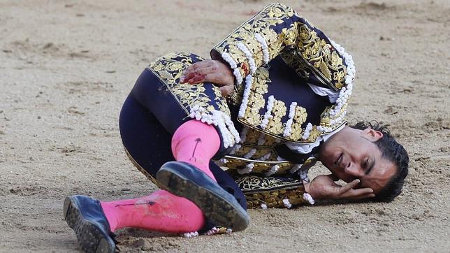 Cornada de 25 centímetros que atraviesa el muslo de Iván Fandiño