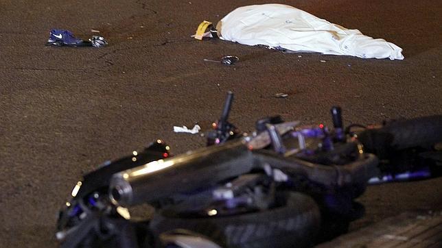 Un motorista muere al colisionar con un ciclomotor en Madrid