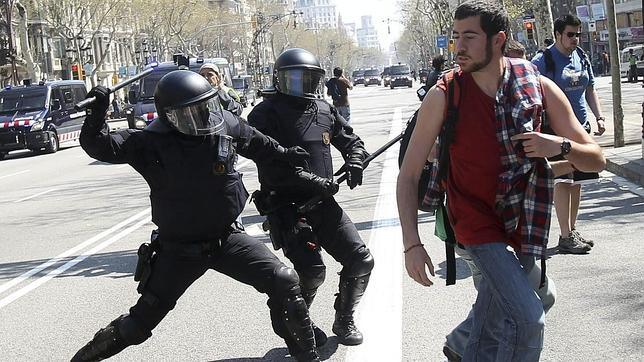 Los mossos acusados de lesionar a una mujer con pelotas de goma, imputados en otro caso