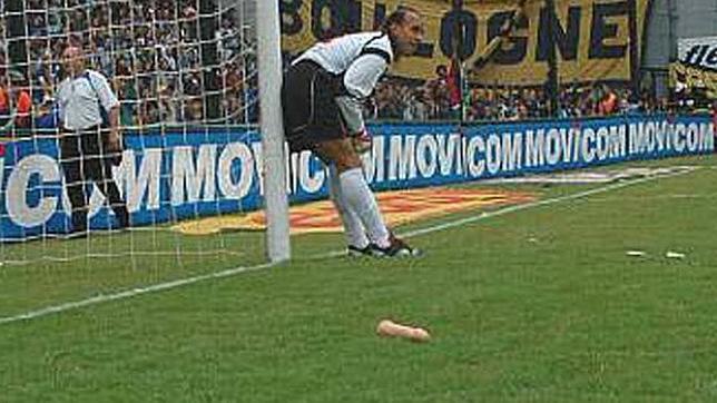 En 2004, Navarro Montoya vio como caían en su área varios juguetes sexuales