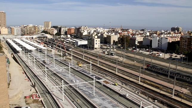 Sonia Castedo: «El de Alicante viajará a la misma velocidad que todos los trenes AVE»