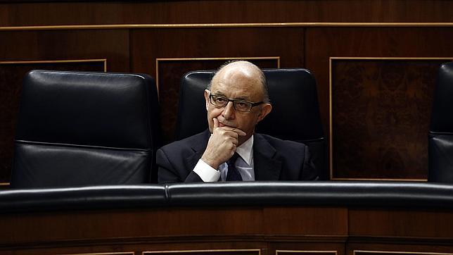 Montoro anuncia un plan para que las comunidades abonen las deudas a los ayuntamientos