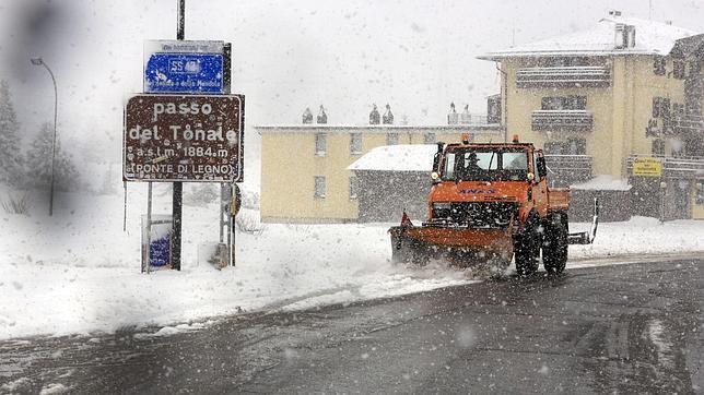 El Giro de Italia, azotado por la nieve y por Di Luca