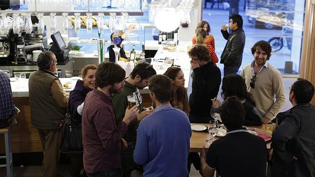 Clientes en el Mercado de Moncloa, el último en inaugurarse en Madrid