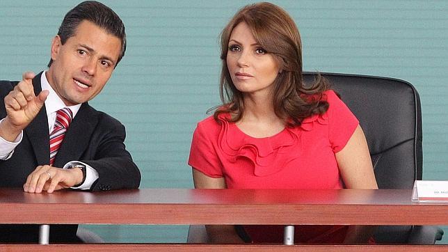 Angélica Rivera, junto a su marido, el presidente mexicano, el pasado día 20