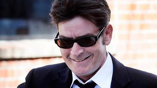Charlie Sheen usará su verdadero nombre, Carlos Estévez, en «Machete Kills»