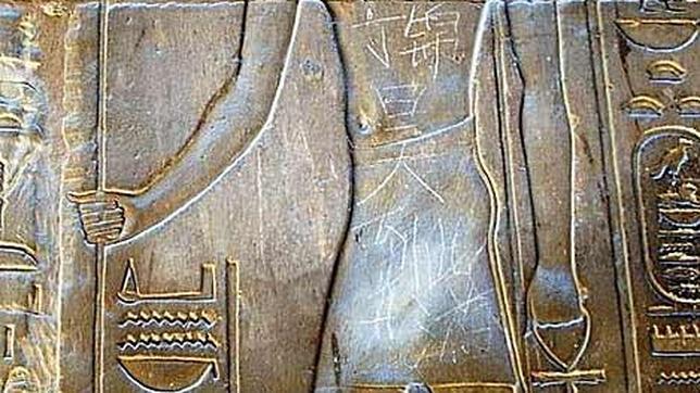 «Caza virtual» a un adolescente chino que hizo una pintada en Luxor
