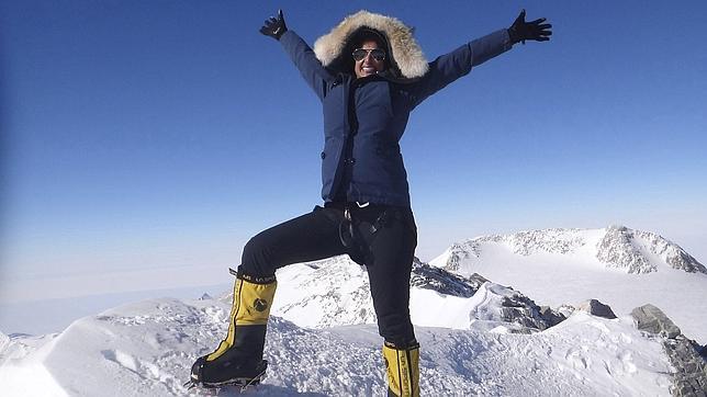 La primera mujer saudí en hollar el Everest saluda desde el vértice del mundo