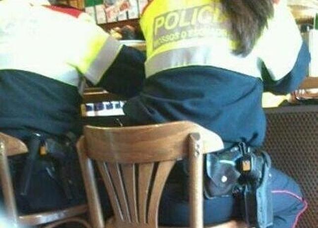 Mossos con bandera independentista en la pistola