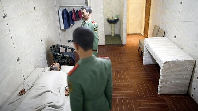 Ni siquiera durmiendo dejan de vigilar al artista los dos policías