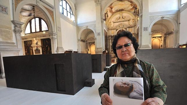 La madre de Ai Weiwei, durante la visita a la muestra hoy en Venecia