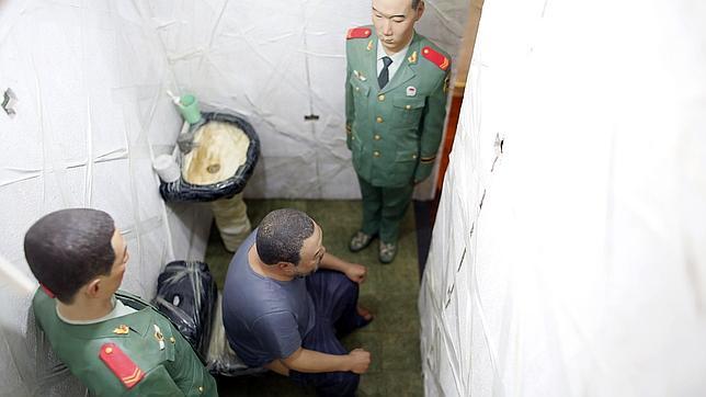 Los policías vigilando al artista chino incluso en el váter