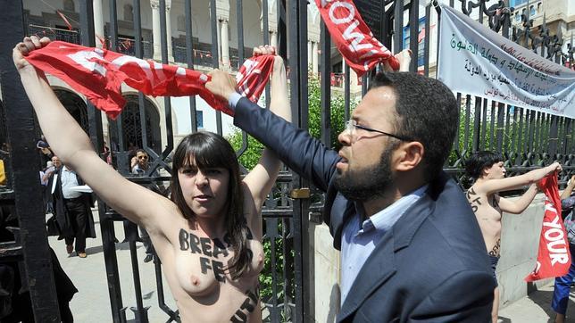 Primera protesta en topless de activistas de Femen en el mundo árabe