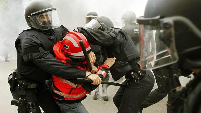Mossos y bomberos se enfrentan a las puertas del Parlament