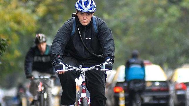 Víctimas y automovilistas a favor del casco en bici