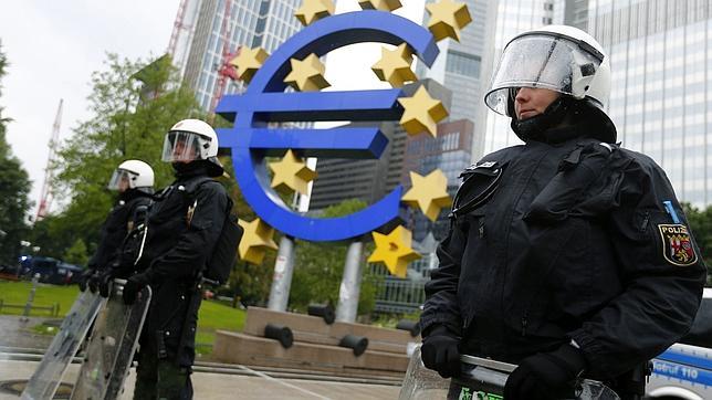 El mínimo histórico del Euribor baja las hipotecas 430 euros al año