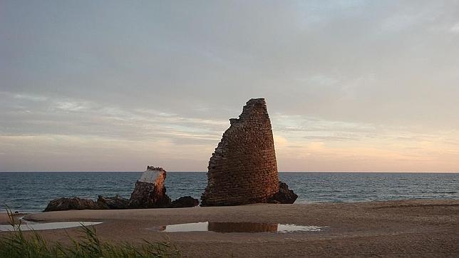 Una playa con ruinas en el municipio de Moguer. Torre del Loro