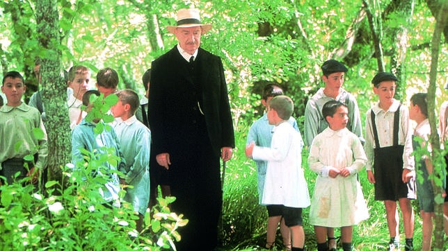 Fernando Fernán Gómez rodeado de niños en una de las escenas de la película