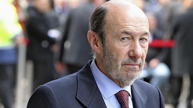 Un sector del PSOE quiere acelerar este verano la salida de Rubalcaba